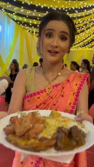 Celesti Bairagey Instagram - Hain na?😋
Beautiful makeover by @bineegogoi 😘

#wedding #indianweddings #makeupartist #makeup #foodie #food #funny