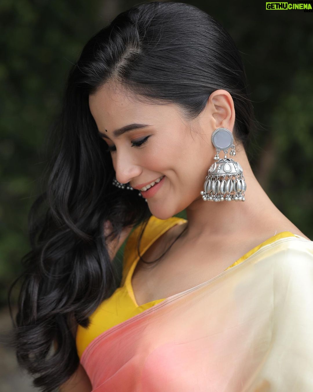 Celesti Bairagey Instagram - रानी🤍 HMU @kashishjain613 Shot by @udfilmsandphoto #rockyaurranikipremkahani #aliabhatt #makeuplooks #makeupartist #makeuplover #indianwear #saree #bindi #jhumka #whatjhumka Mumbai - मुंबई