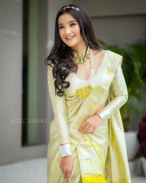 Celesti Bairagey Instagram - Alexa, please play तैनू ले के मैं जावांगा
दिल दे के मैं जावांगा🤍

Makeover by @bineegogoi 
Mekhela sador @archana_shiva_chetia 
Jewellery @konmani_store 
Photo credit @nitulsharmaphotography 

 

#weddingphotography #makeupartist #makeup #makeupideas #makeupoftheday #makeuplover #indianbride #indianwear