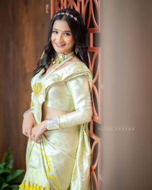 Celesti Bairagey Instagram - Alexa, please play तैनू ले के मैं जावांगा
दिल दे के मैं जावांगा🤍

Makeover by @bineegogoi 
Mekhela sador @archana_shiva_chetia 
Jewellery @konmani_store 
Photo credit @nitulsharmaphotography 

 

#weddingphotography #makeupartist #makeup #makeupideas #makeupoftheday #makeuplover #indianbride #indianwear