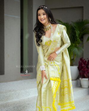 Celesti Bairagey Instagram - Alexa, please play तैनू ले के मैं जावांगा
दिल दे के मैं जावांगा🤍

Makeover by @bineegogoi 
Mekhela sador @archana_shiva_chetia 
Jewellery @konmani_store 
Photo credit @nitulsharmaphotography 

 

#weddingphotography #makeupartist #makeup #makeupideas #makeupoftheday #makeuplover #indianbride #indianwear