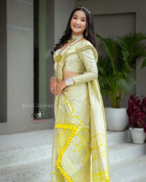 Celesti Bairagey Instagram - Alexa, please play तैनू ले के मैं जावांगा
दिल दे के मैं जावांगा🤍

Makeover by @bineegogoi 
Mekhela sador @archana_shiva_chetia 
Jewellery @konmani_store 
Photo credit @nitulsharmaphotography 

 

#weddingphotography #makeupartist #makeup #makeupideas #makeupoftheday #makeuplover #indianbride #indianwear