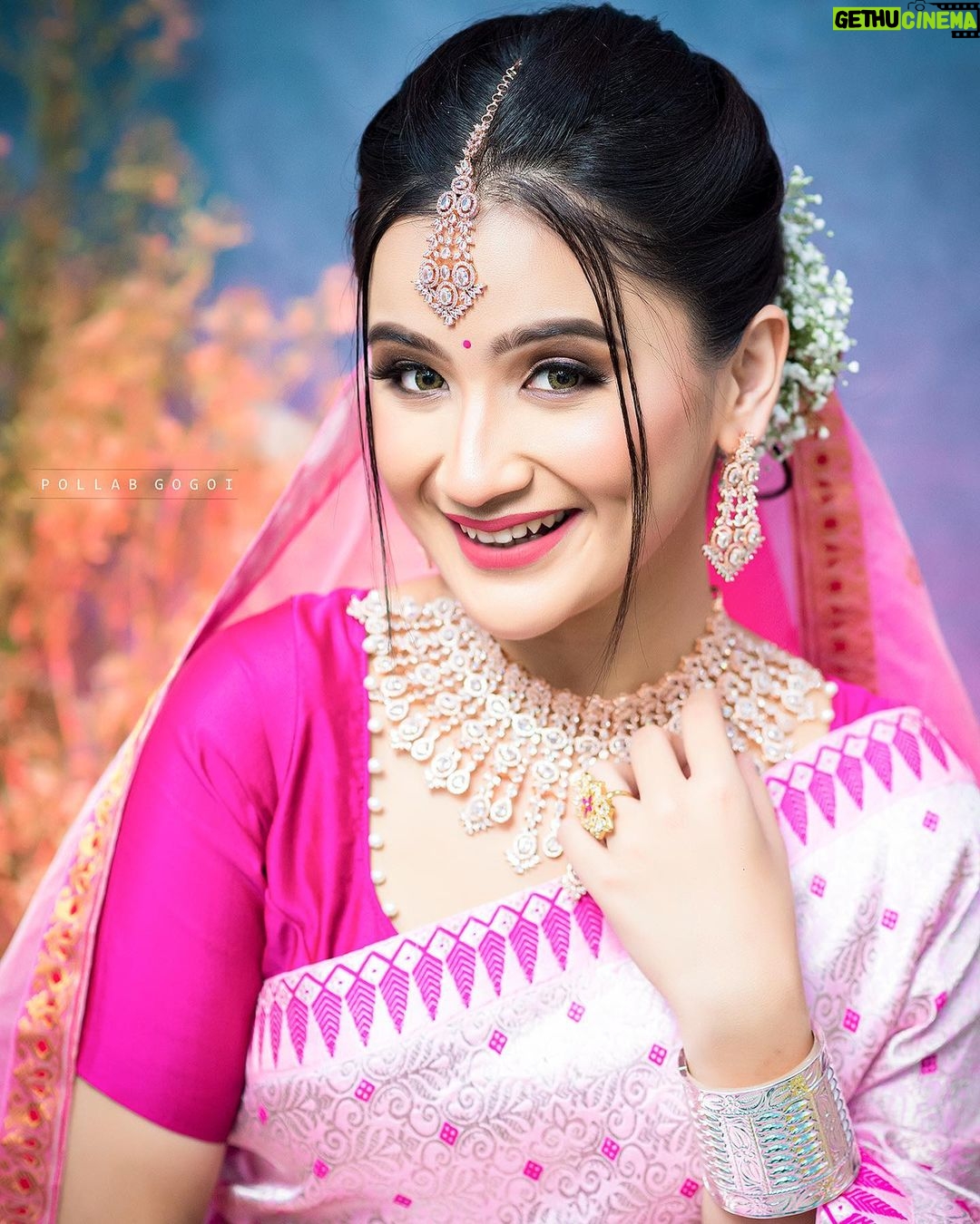 Celesti Bairagey Instagram - Beautiful makeover by @sparklebysahida 💕 Mekhela sador by @phamingkham 💕 Jewellery by @konmani_store 💕 Photo credit @pallab__photography 📸 #makeupartist #makeup #bridal #bridalmakeup #indianwear #bride Pha Ming Kham