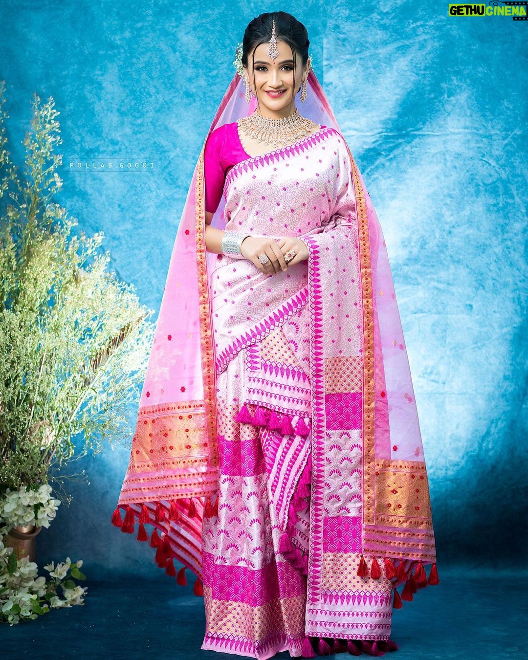 Celesti Bairagey Instagram - Beautiful makeover by @sparklebysahida 💕 Mekhela sador by @phamingkham 💕 Jewellery by @konmani_store 💕 Photo credit @pallab__photography 📸 #makeupartist #makeup #bridal #bridalmakeup #indianwear #bride Pha Ming Kham