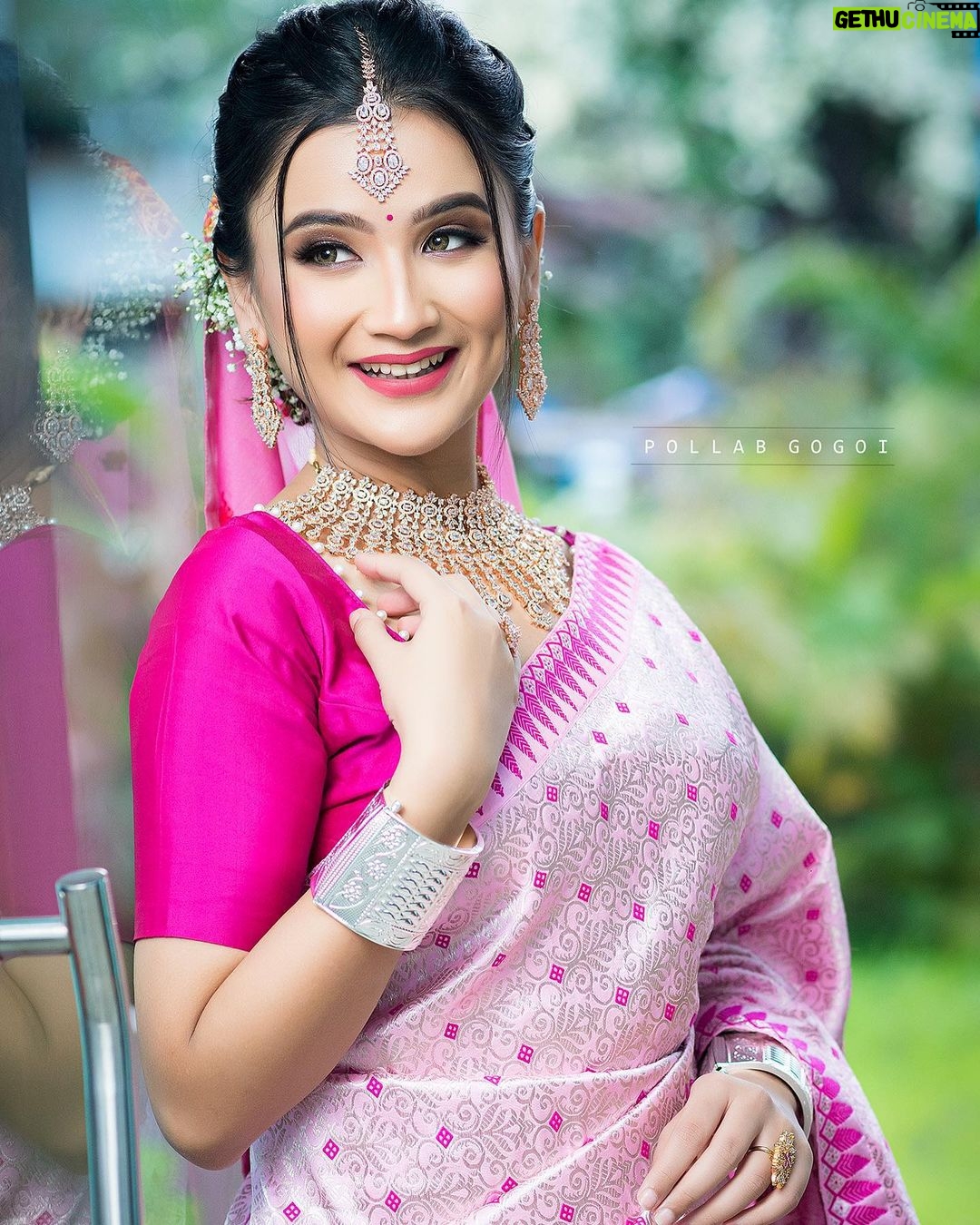 Celesti Bairagey Instagram - Beautiful makeover by @sparklebysahida 💕 Mekhela sador by @phamingkham 💕 Jewellery by @konmani_store 💕 Photo credit @pallab__photography 📸 #makeupartist #makeup #bridal #bridalmakeup #indianwear #bride Pha Ming Kham