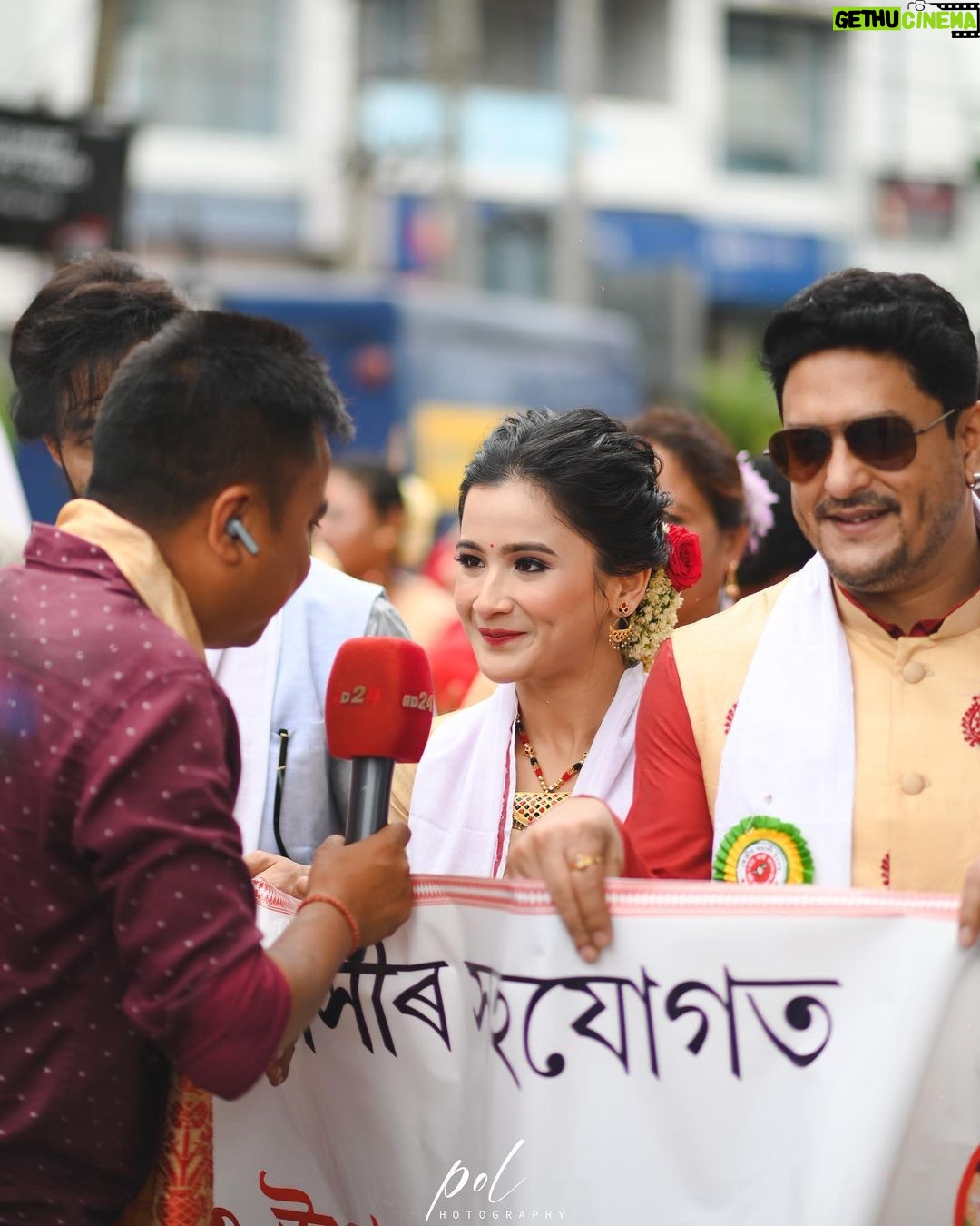 Celesti Bairagey Instagram - সদৌ ডিব্ৰুগড় ছাত্ৰ সন্থাৰ উদ্যোগত আৰু ডিব্ৰুগড়বাসীৰ সহযোগত উদযাপন কৰা কেন্দ্ৰীয় ৰঙালী উৎসৱ ২০২৩ ৰ সাংস্কৃতিক শোভাযাত্ৰাত অংশ গ্ৰহণ কৰিবলৈ আমন্ত্ৰণ কৰি মোক বিহু মঞ্চত ফুলাম গামোচাৰে সম্বৰ্ধনা জনাই বিশাল ৰাইজৰ উপস্হিত বিশেষ সন্মান যাচাৰ বাবে মই নথৈ আনন্দিত হ'লো। তাৰবাবে মই উদ্যোক্তাসকলক কৃতজ্ঞতা জনালো।এই চেগতে ডিব্ৰুগড়বাসী ৰাইজৰ পৰাও অশেষ মৰম বুটলিবলৈ সক্ষম হলো, তাৰবাবে তেওঁলোককো মোৰ শ্ৰদ্ধা যাচিলো। 🙏❤️ Makeup artist @makeupartist_puja_gogoii 😘 Outfit by @rina_lahon_gogoi ❤️ Photo credit @pol_photography_ 😇 #blessed #bihu #rongalibihu #assam #grateful Dibrugarh, Assam