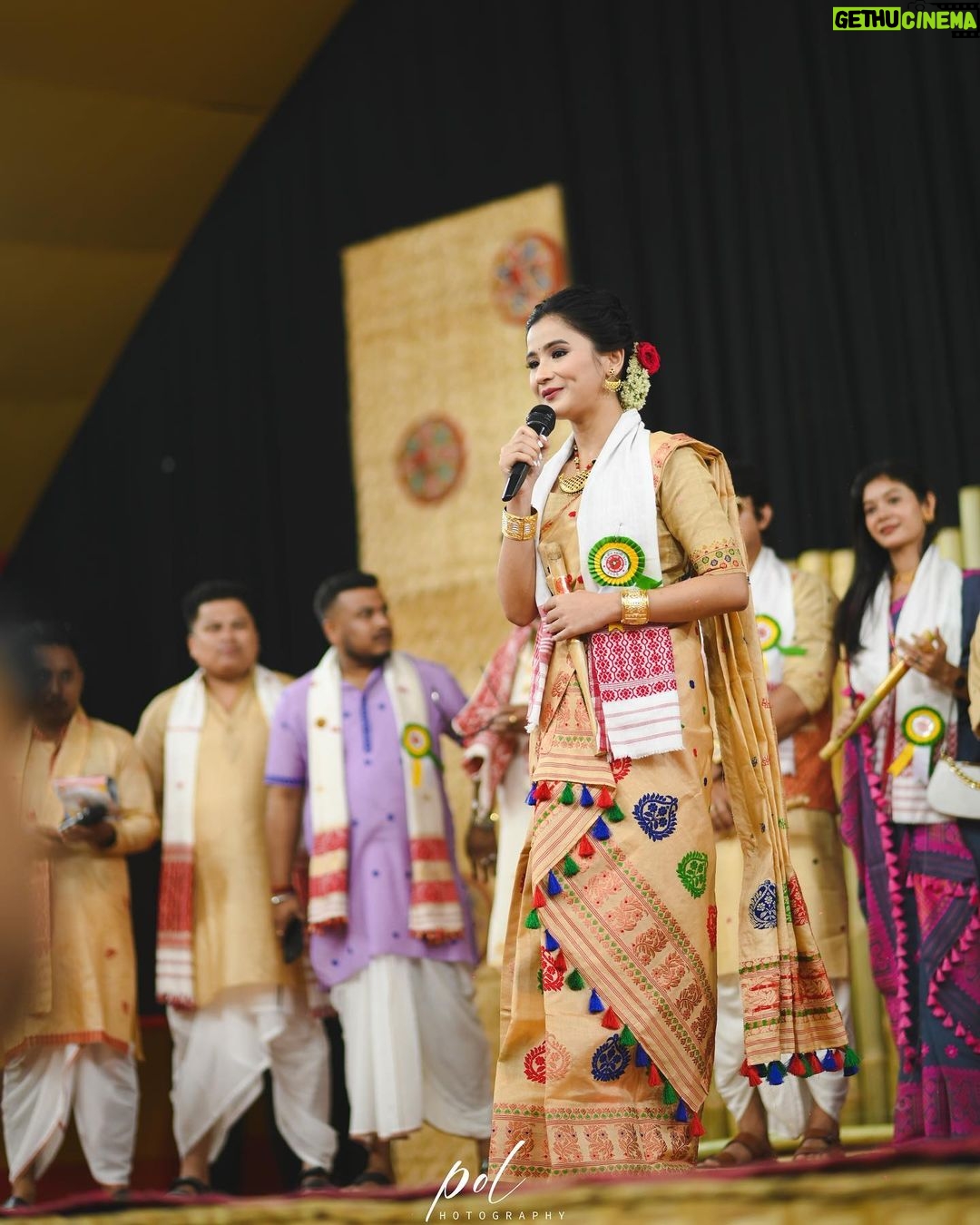 Celesti Bairagey Instagram - সদৌ ডিব্ৰুগড় ছাত্ৰ সন্থাৰ উদ্যোগত আৰু ডিব্ৰুগড়বাসীৰ সহযোগত উদযাপন কৰা কেন্দ্ৰীয় ৰঙালী উৎসৱ ২০২৩ ৰ সাংস্কৃতিক শোভাযাত্ৰাত অংশ গ্ৰহণ কৰিবলৈ আমন্ত্ৰণ কৰি মোক বিহু মঞ্চত ফুলাম গামোচাৰে সম্বৰ্ধনা জনাই বিশাল ৰাইজৰ উপস্হিত বিশেষ সন্মান যাচাৰ বাবে মই নথৈ আনন্দিত হ'লো। তাৰবাবে মই উদ্যোক্তাসকলক কৃতজ্ঞতা জনালো।এই চেগতে ডিব্ৰুগড়বাসী ৰাইজৰ পৰাও অশেষ মৰম বুটলিবলৈ সক্ষম হলো, তাৰবাবে তেওঁলোককো মোৰ শ্ৰদ্ধা যাচিলো। 🙏❤️ Makeup artist @makeupartist_puja_gogoii 😘 Outfit by @rina_lahon_gogoi ❤️ Photo credit @pol_photography_ 😇 #blessed #bihu #rongalibihu #assam #grateful Dibrugarh, Assam