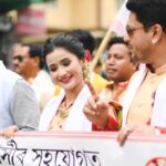 Celesti Bairagey Instagram - সদৌ ডিব্ৰুগড় ছাত্ৰ সন্থাৰ উদ্যোগত আৰু ডিব্ৰুগড়বাসীৰ সহযোগত উদযাপন কৰা কেন্দ্ৰীয় ৰঙালী উৎসৱ ২০২৩ ৰ সাংস্কৃতিক শোভাযাত্ৰাত অংশ গ্ৰহণ কৰিবলৈ আমন্ত্ৰণ কৰি মোক বিহু মঞ্চত ফুলাম গামোচাৰে সম্বৰ্ধনা জনাই বিশাল ৰাইজৰ উপস্হিত বিশেষ সন্মান যাচাৰ বাবে মই নথৈ আনন্দিত হ'লো। তাৰবাবে মই উদ্যোক্তাসকলক কৃত‍জ্ঞতা জনালো।এই চেগতে ডিব্ৰুগড়বাসী ৰাইজৰ পৰাও অশেষ মৰম বুটলিবলৈ সক্ষম হলো, তাৰবাবে তেওঁলোককো মোৰ শ্ৰদ্ধা যাচিলো। 🙏❤️ Makeup artist @makeupartist_puja_gogoii 😘 Outfit by @rina_lahon_gogoi ❤️ Photo credit @pol_photography_ 😇 #blessed #bihu #rongalibihu #assam #grateful Dibrugarh, Assam