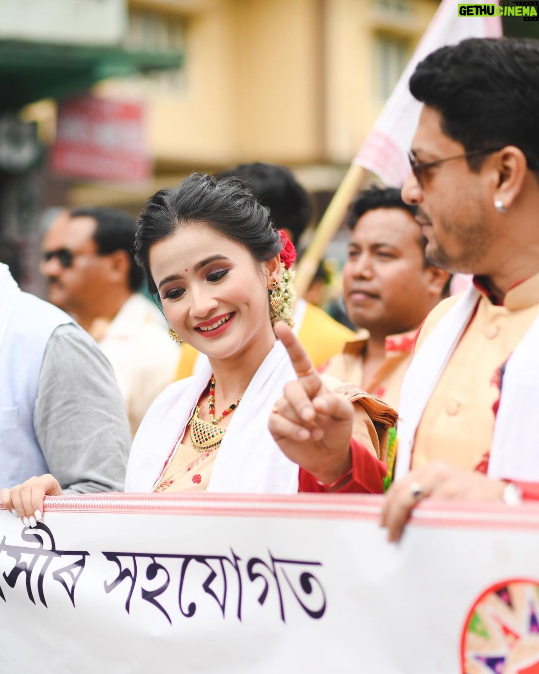Celesti Bairagey Instagram - সদৌ ডিব্ৰুগড় ছাত্ৰ সন্থাৰ উদ্যোগত আৰু ডিব্ৰুগড়বাসীৰ সহযোগত উদযাপন কৰা কেন্দ্ৰীয় ৰঙালী উৎসৱ ২০২৩ ৰ সাংস্কৃতিক শোভাযাত্ৰাত অংশ গ্ৰহণ কৰিবলৈ আমন্ত্ৰণ কৰি মোক বিহু মঞ্চত ফুলাম গামোচাৰে সম্বৰ্ধনা জনাই বিশাল ৰাইজৰ উপস্হিত বিশেষ সন্মান যাচাৰ বাবে মই নথৈ আনন্দিত হ'লো। তাৰবাবে মই উদ্যোক্তাসকলক কৃতজ্ঞতা জনালো।এই চেগতে ডিব্ৰুগড়বাসী ৰাইজৰ পৰাও অশেষ মৰম বুটলিবলৈ সক্ষম হলো, তাৰবাবে তেওঁলোককো মোৰ শ্ৰদ্ধা যাচিলো। 🙏❤️ Makeup artist @makeupartist_puja_gogoii 😘 Outfit by @rina_lahon_gogoi ❤️ Photo credit @pol_photography_ 😇 #blessed #bihu #rongalibihu #assam #grateful Dibrugarh, Assam