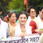 Celesti Bairagey Instagram - সদৌ ডিব্ৰুগড় ছাত্ৰ সন্থাৰ উদ্যোগত আৰু ডিব্ৰুগড়বাসীৰ সহযোগত উদযাপন কৰা কেন্দ্ৰীয় ৰঙালী উৎসৱ ২০২৩ ৰ সাংস্কৃতিক শোভাযাত্ৰাত অংশ গ্ৰহণ কৰিবলৈ আমন্ত্ৰণ কৰি মোক বিহু মঞ্চত ফুলাম গামোচাৰে সম্বৰ্ধনা জনাই বিশাল ৰাইজৰ উপস্হিত বিশেষ সন্মান যাচাৰ বাবে মই নথৈ আনন্দিত হ'লো। তাৰবাবে মই উদ্যোক্তাসকলক কৃত‍জ্ঞতা জনালো।এই চেগতে ডিব্ৰুগড়বাসী ৰাইজৰ পৰাও অশেষ মৰম বুটলিবলৈ সক্ষম হলো, তাৰবাবে তেওঁলোককো মোৰ শ্ৰদ্ধা যাচিলো। 🙏❤️ Makeup artist @makeupartist_puja_gogoii 😘 Outfit by @rina_lahon_gogoi ❤️ Photo credit @pol_photography_ 😇 #blessed #bihu #rongalibihu #assam #grateful Dibrugarh, Assam