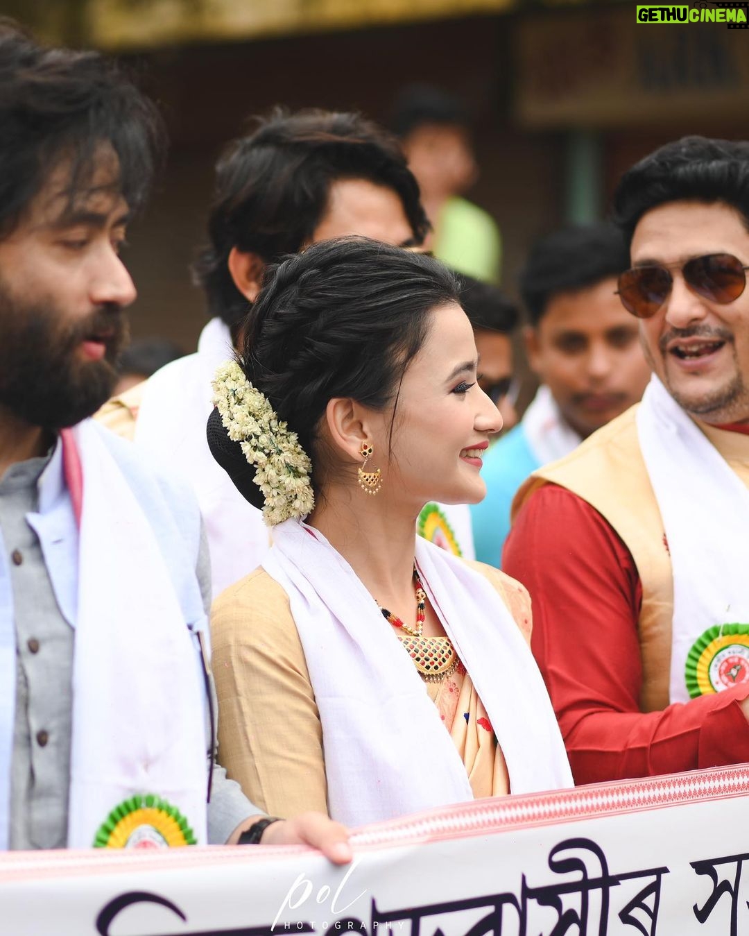 Celesti Bairagey Instagram - সদৌ ডিব্ৰুগড় ছাত্ৰ সন্থাৰ উদ্যোগত আৰু ডিব্ৰুগড়বাসীৰ সহযোগত উদযাপন কৰা কেন্দ্ৰীয় ৰঙালী উৎসৱ ২০২৩ ৰ সাংস্কৃতিক শোভাযাত্ৰাত অংশ গ্ৰহণ কৰিবলৈ আমন্ত্ৰণ কৰি মোক বিহু মঞ্চত ফুলাম গামোচাৰে সম্বৰ্ধনা জনাই বিশাল ৰাইজৰ উপস্হিত বিশেষ সন্মান যাচাৰ বাবে মই নথৈ আনন্দিত হ'লো। তাৰবাবে মই উদ্যোক্তাসকলক কৃতজ্ঞতা জনালো।এই চেগতে ডিব্ৰুগড়বাসী ৰাইজৰ পৰাও অশেষ মৰম বুটলিবলৈ সক্ষম হলো, তাৰবাবে তেওঁলোককো মোৰ শ্ৰদ্ধা যাচিলো। 🙏❤️ Makeup artist @makeupartist_puja_gogoii 😘 Outfit by @rina_lahon_gogoi ❤️ Photo credit @pol_photography_ 😇 #blessed #bihu #rongalibihu #assam #grateful Dibrugarh, Assam
