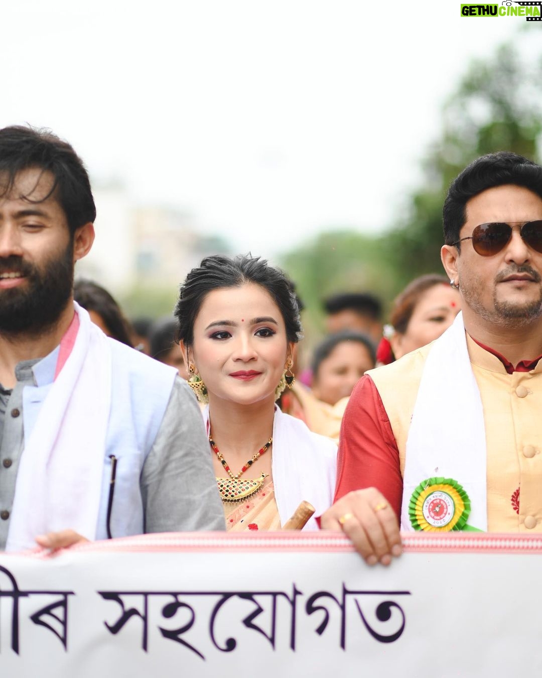 Celesti Bairagey Instagram - সদৌ ডিব্ৰুগড় ছাত্ৰ সন্থাৰ উদ্যোগত আৰু ডিব্ৰুগড়বাসীৰ সহযোগত উদযাপন কৰা কেন্দ্ৰীয় ৰঙালী উৎসৱ ২০২৩ ৰ সাংস্কৃতিক শোভাযাত্ৰাত অংশ গ্ৰহণ কৰিবলৈ আমন্ত্ৰণ কৰি মোক বিহু মঞ্চত ফুলাম গামোচাৰে সম্বৰ্ধনা জনাই বিশাল ৰাইজৰ উপস্হিত বিশেষ সন্মান যাচাৰ বাবে মই নথৈ আনন্দিত হ'লো। তাৰবাবে মই উদ্যোক্তাসকলক কৃতজ্ঞতা জনালো।এই চেগতে ডিব্ৰুগড়বাসী ৰাইজৰ পৰাও অশেষ মৰম বুটলিবলৈ সক্ষম হলো, তাৰবাবে তেওঁলোককো মোৰ শ্ৰদ্ধা যাচিলো। 🙏❤️ Makeup artist @makeupartist_puja_gogoii 😘 Outfit by @rina_lahon_gogoi ❤️ Photo credit @pol_photography_ 😇 #blessed #bihu #rongalibihu #assam #grateful Dibrugarh, Assam