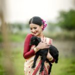 Celesti Bairagey Instagram - পদূলি মুখত হেঁপাহৰ ৰঙালী। ৰঙালী বিহু আৰু অসমীয়া নৱবৰ্ষৰ ওলগ জনালো।❤️ Makeup @makeoverbymrinali Jewellery from @dugdugiassamese Outfit from @momis_wardrobe Photo credit @rupam_roy_c_photography_ Guwahati, Assam