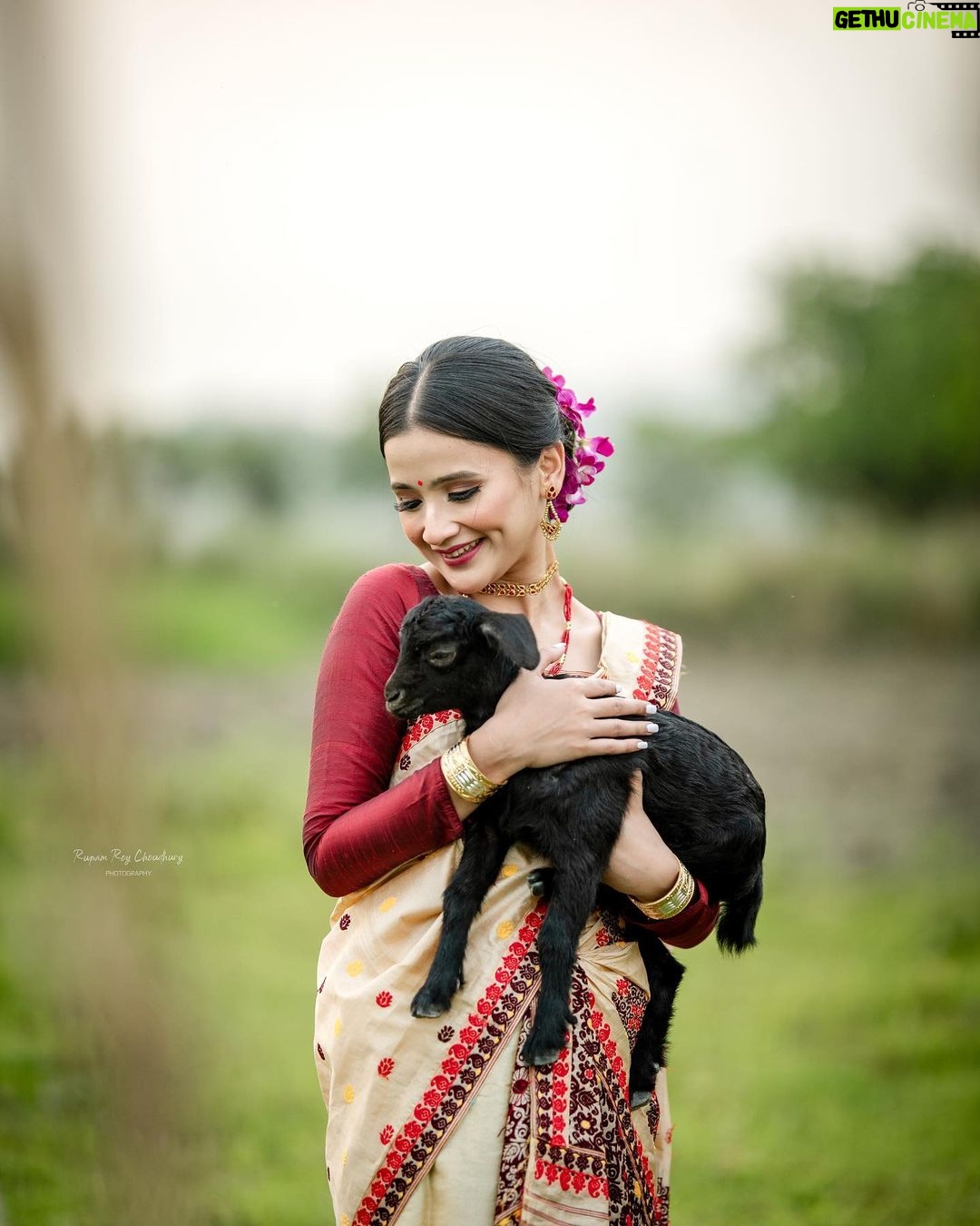 Celesti Bairagey Instagram - পদূলি মুখত হেঁপাহৰ ৰঙালী। ৰঙালী বিহু আৰু অসমীয়া নৱবৰ্ষৰ ওলগ জনালো।❤️ Makeup @makeoverbymrinali Jewellery from @dugdugiassamese Outfit from @momis_wardrobe Photo credit @rupam_roy_c_photography_ Guwahati, Assam