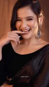 Celesti Bairagey Instagram - Rehna hain tere dil mein🤍 Video credit @tarkikborahphotography @prosen.films_ Makeover by @makeoverbymrinali @mon_pia_11 Outfit from @chandzeenty #eyes #indian #indianwear #saree #makeupartist #makeup #black #blacksaree