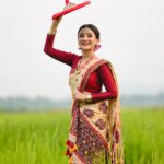 Celesti Bairagey Instagram - পদূলি মুখত হেঁপাহৰ ৰঙালী। ৰঙালী বিহু আৰু অসমীয়া নৱবৰ্ষৰ ওলগ জনালো।❤️ Makeup @makeoverbymrinali Jewellery from @dugdugiassamese Outfit from @momis_wardrobe Photo credit @rupam_roy_c_photography_ Guwahati, Assam