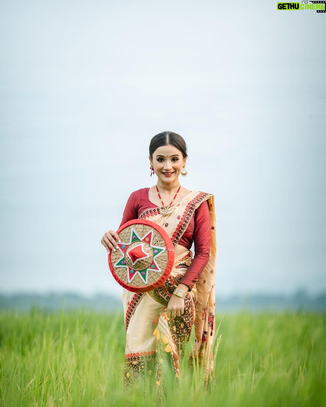 Celesti Bairagey Instagram - পদূলি মুখত হেঁপাহৰ ৰঙালী। ৰঙালী বিহু আৰু অসমীয়া নৱবৰ্ষৰ ওলগ জনালো।❤️ Makeup @makeoverbymrinali Jewellery from @dugdugiassamese Outfit from @momis_wardrobe Photo credit @rupam_roy_c_photography_ Guwahati, Assam