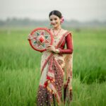 Celesti Bairagey Instagram - পদূলি মুখত হেঁপাহৰ ৰঙালী। ৰঙালী বিহু আৰু অসমীয়া নৱবৰ্ষৰ ওলগ জনালো।❤️ Makeup @makeoverbymrinali Jewellery from @dugdugiassamese Outfit from @momis_wardrobe Photo credit @rupam_roy_c_photography_ Guwahati, Assam