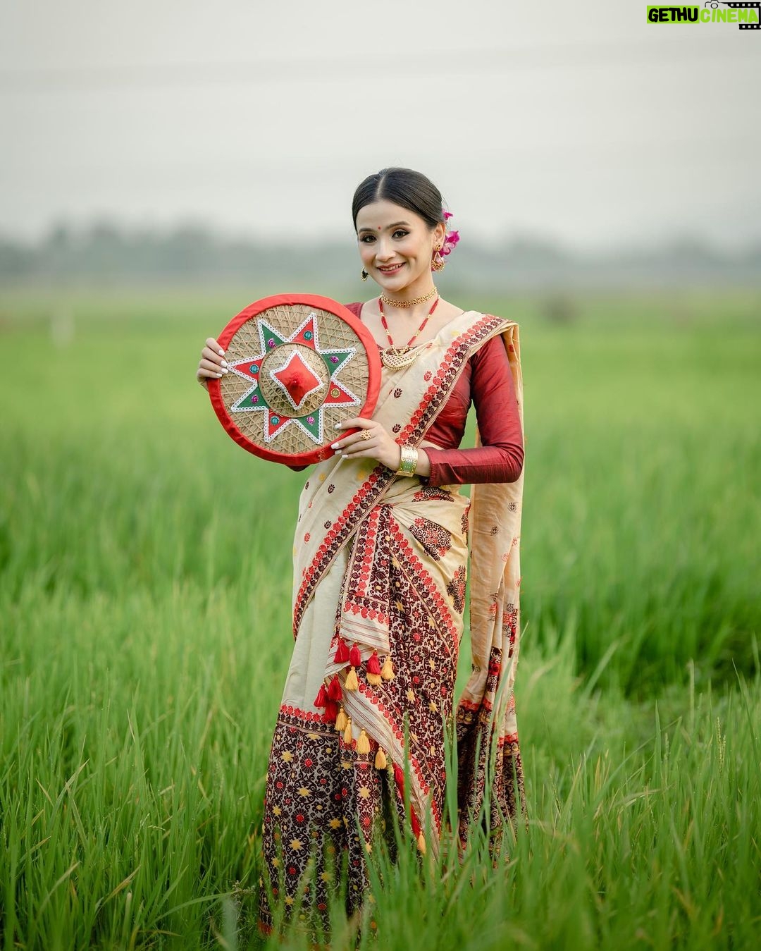 Celesti Bairagey Instagram - পদূলি মুখত হেঁপাহৰ ৰঙালী। ৰঙালী বিহু আৰু অসমীয়া নৱবৰ্ষৰ ওলগ জনালো।❤️ Makeup @makeoverbymrinali Jewellery from @dugdugiassamese Outfit from @momis_wardrobe Photo credit @rupam_roy_c_photography_ Guwahati, Assam
