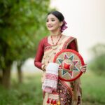 Celesti Bairagey Instagram - পদূলি মুখত হেঁপাহৰ ৰঙালী। ৰঙালী বিহু আৰু অসমীয়া নৱবৰ্ষৰ ওলগ জনালো।❤️ Makeup @makeoverbymrinali Jewellery from @dugdugiassamese Outfit from @momis_wardrobe Photo credit @rupam_roy_c_photography_ Guwahati, Assam