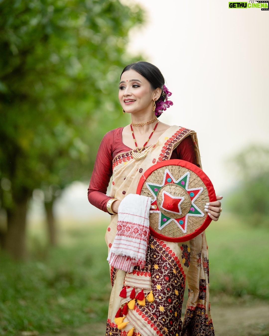 Celesti Bairagey Instagram - পদূলি মুখত হেঁপাহৰ ৰঙালী। ৰঙালী বিহু আৰু অসমীয়া নৱবৰ্ষৰ ওলগ জনালো।❤️ Makeup @makeoverbymrinali Jewellery from @dugdugiassamese Outfit from @momis_wardrobe Photo credit @rupam_roy_c_photography_ Guwahati, Assam