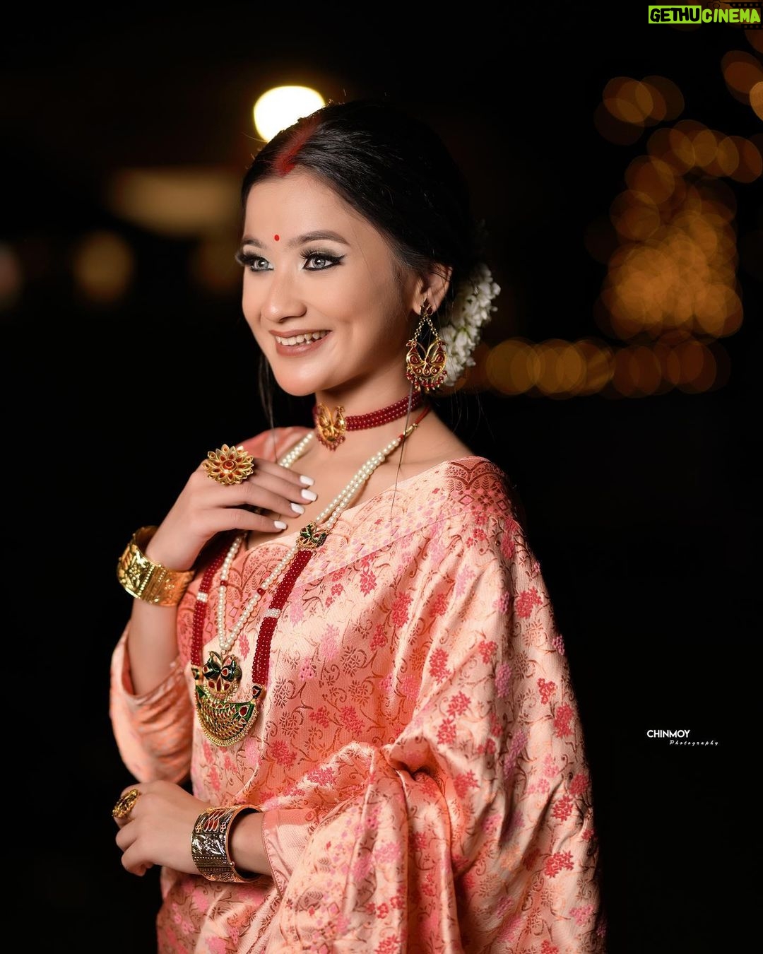 Celesti Bairagey Instagram - জোনাক🤍 Makeup promotional shoot for @babys_makeover_nd_hairdresser Mekhela sador by @niharikasilkfactory Jewellery by @dugdugiassamese Photography by @chinmoy_sarma_photography @rideepdutta @imran_photography__cm