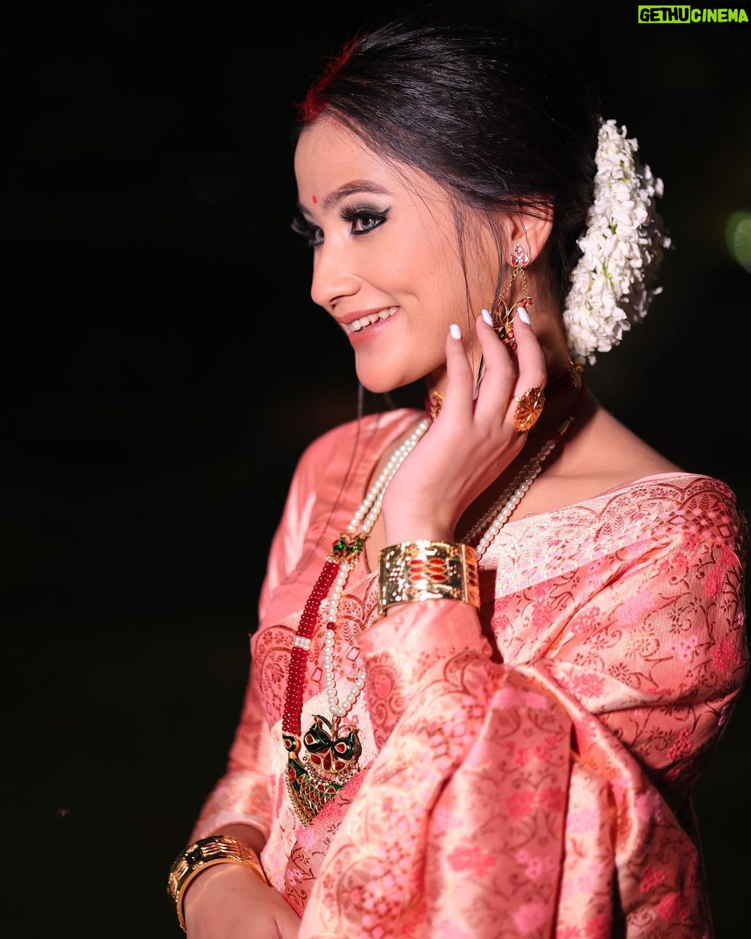 Celesti Bairagey Instagram - জোনাক🤍 Makeup promotional shoot for @babys_makeover_nd_hairdresser Mekhela sador by @niharikasilkfactory Jewellery by @dugdugiassamese Photography by @chinmoy_sarma_photography @rideepdutta @imran_photography__cm