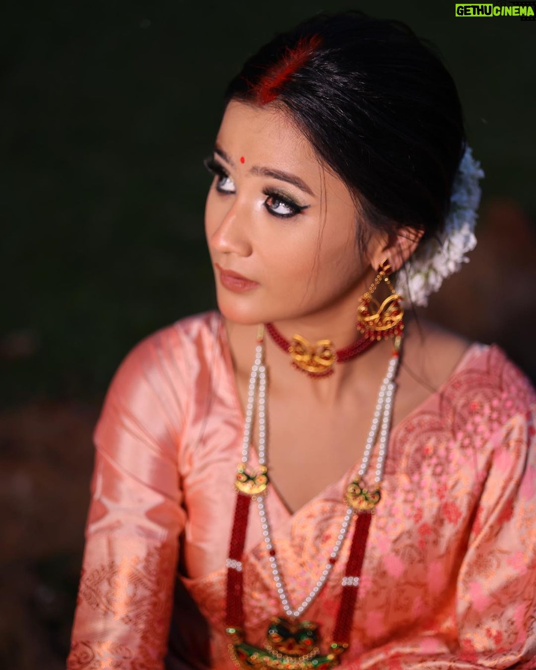 Celesti Bairagey Instagram - জোনাক🤍 Makeup promotional shoot for @babys_makeover_nd_hairdresser Mekhela sador by @niharikasilkfactory Jewellery by @dugdugiassamese Photography by @chinmoy_sarma_photography @rideepdutta @imran_photography__cm