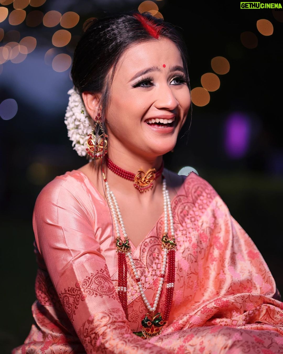 Celesti Bairagey Instagram - জোনাক🤍 Makeup promotional shoot for @babys_makeover_nd_hairdresser Mekhela sador by @niharikasilkfactory Jewellery by @dugdugiassamese Photography by @chinmoy_sarma_photography @rideepdutta @imran_photography__cm