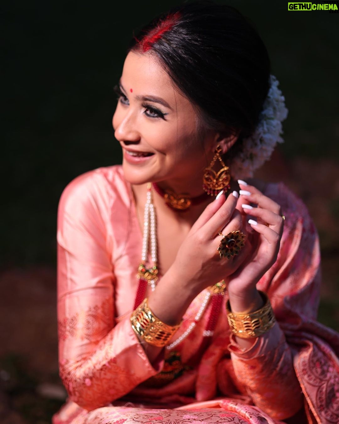 Celesti Bairagey Instagram - জোনাক🤍 Makeup promotional shoot for @babys_makeover_nd_hairdresser Mekhela sador by @niharikasilkfactory Jewellery by @dugdugiassamese Photography by @chinmoy_sarma_photography @rideepdutta @imran_photography__cm