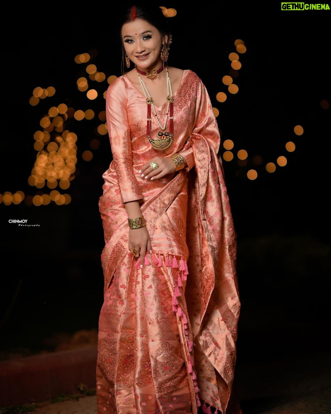 Celesti Bairagey Instagram - জোনাক🤍 Makeup promotional shoot for @babys_makeover_nd_hairdresser Mekhela sador by @niharikasilkfactory Jewellery by @dugdugiassamese Photography by @chinmoy_sarma_photography @rideepdutta @imran_photography__cm