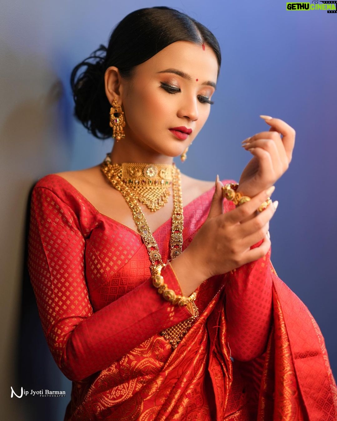 Celesti Bairagey Instagram - मोहे रंग दो लाल❤️ Wearing @momis_wardrobe Makeover by @makeoverbymrinali Photo credit @nip_jyoti_barman_photography Last picture by @meenakshi.bairagey #bride #bridalmakeup #mekhelasador #indianbride #indianwear #traditionalwear #red #makeupartist #makeupoftheday #makeup Guwahati, Assam
