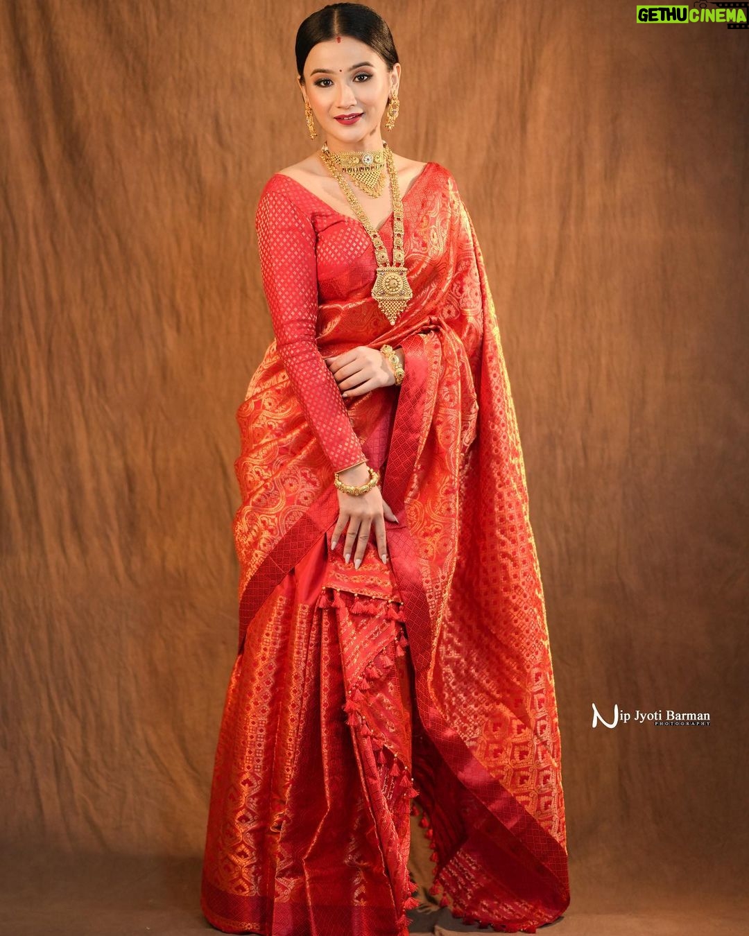 Celesti Bairagey Instagram - मोहे रंग दो लाल❤️ Wearing @momis_wardrobe Makeover by @makeoverbymrinali Photo credit @nip_jyoti_barman_photography Last picture by @meenakshi.bairagey #bride #bridalmakeup #mekhelasador #indianbride #indianwear #traditionalwear #red #makeupartist #makeupoftheday #makeup Guwahati, Assam