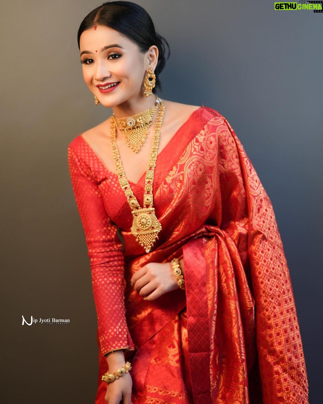 Celesti Bairagey Instagram - मोहे रंग दो लाल❤️ Wearing @momis_wardrobe Makeover by @makeoverbymrinali Photo credit @nip_jyoti_barman_photography Last picture by @meenakshi.bairagey #bride #bridalmakeup #mekhelasador #indianbride #indianwear #traditionalwear #red #makeupartist #makeupoftheday #makeup Guwahati, Assam