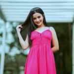 Celesti Bairagey Instagram - मैं भी गुलाबी, तू है गुलाबी दिन भी गुलाबी, है गुलाबी ये कहर 🤍 Photo credit @arpicturesque 📸