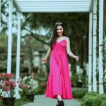 Celesti Bairagey Instagram - मैं भी गुलाबी, तू है गुलाबी दिन भी गुलाबी, है गुलाबी ये कहर 🤍 Photo credit @arpicturesque 📸
