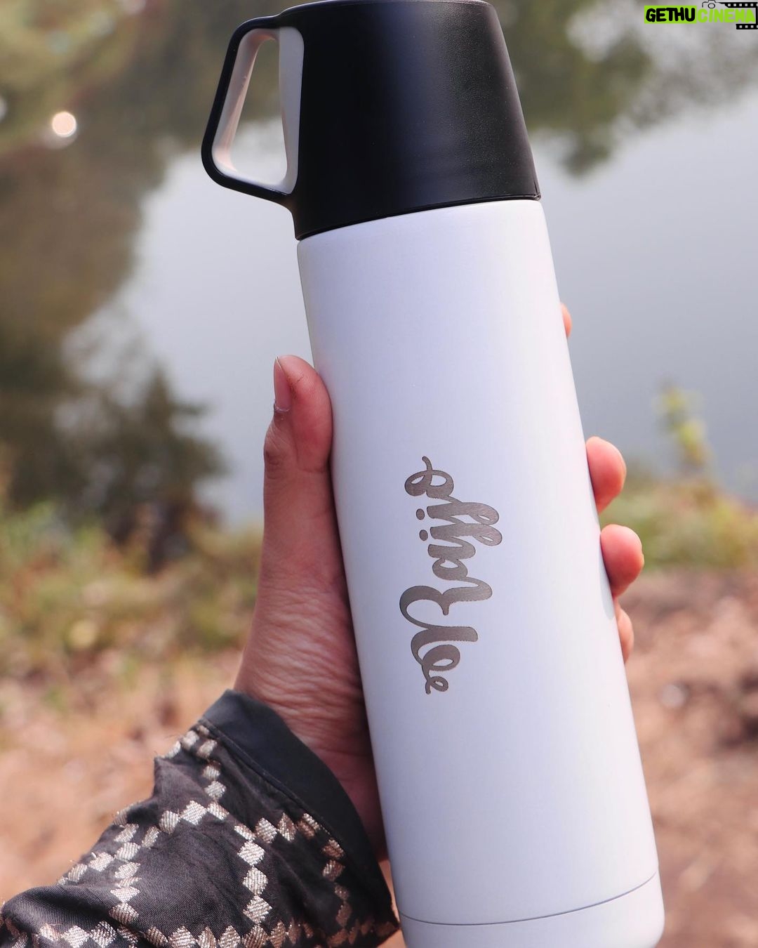 Celesti Bairagey Instagram - #outdoorshoot with my own customised sipper bottle from @hand_moves__ ❤️ Mumbai - मुंबई