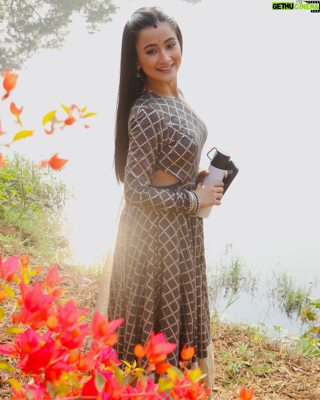 Celesti Bairagey Instagram - #outdoorshoot with my own customised sipper bottle from @hand_moves__ ❤️ Mumbai - मुंबई