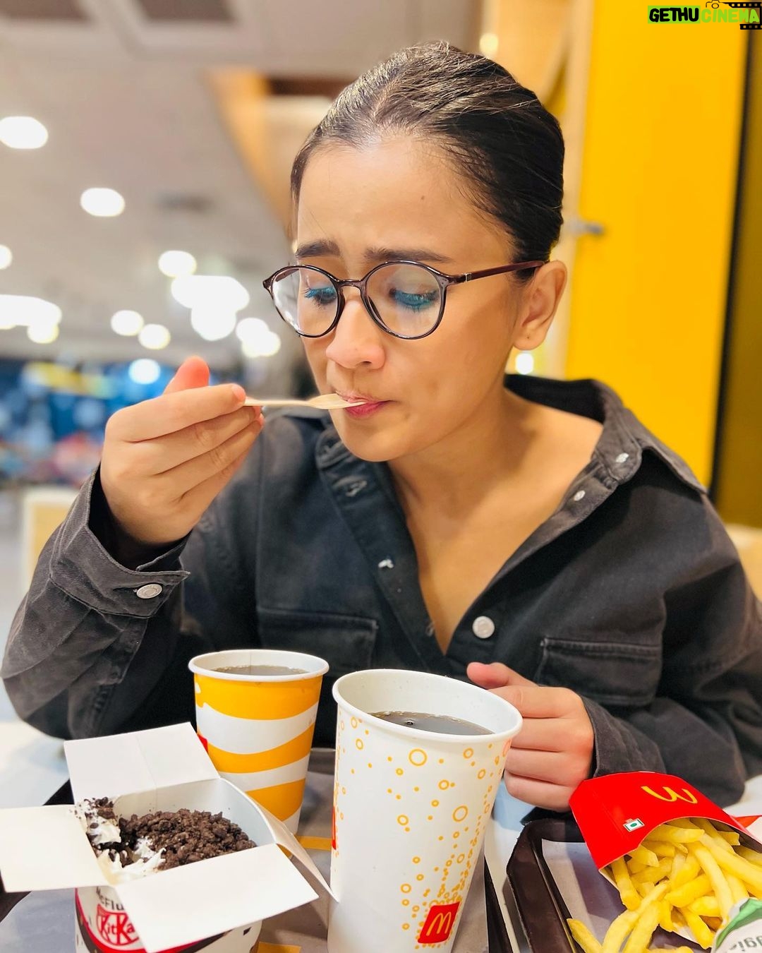 Celesti Bairagey Instagram - Me wondering when do I finish eating the Oreo Frappe and pounce onto the fries🤤 #mcdonalds #foodie #happiness McDonald's