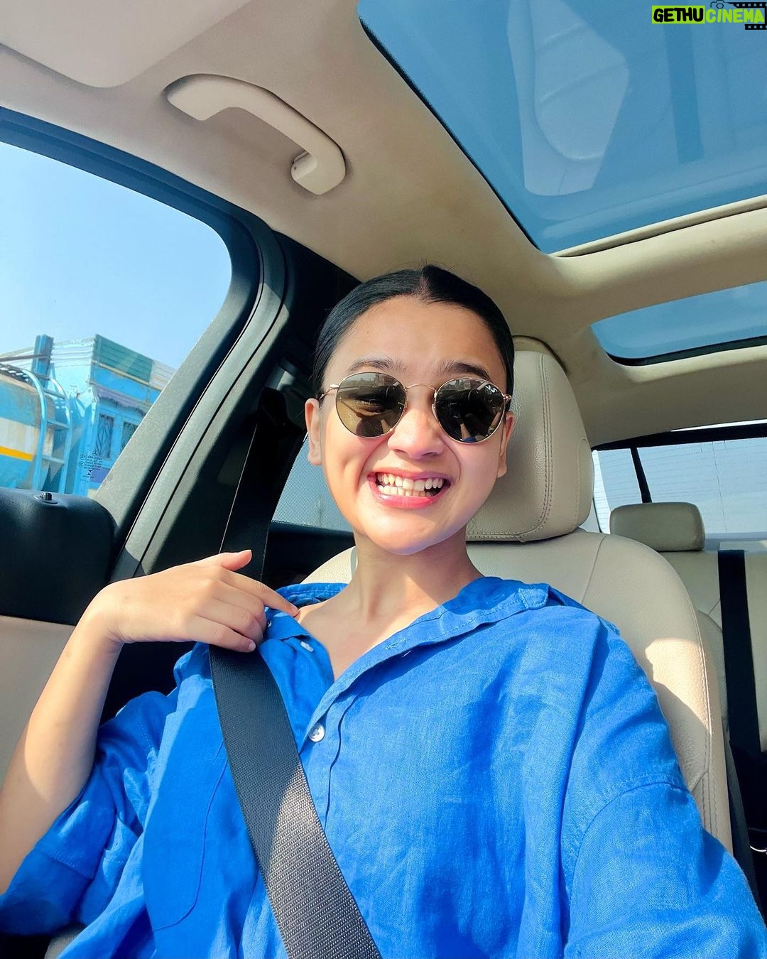 Celesti Bairagey Instagram - That's where you find #happiness #mandatoryselfie #morningroutine #smile Mumbai - मुंबई