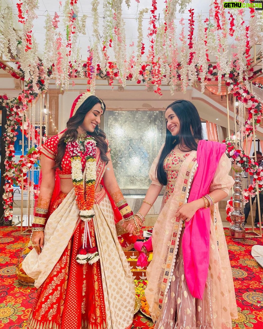Celesti Bairagey Instagram - Wedding da season haiii !! ❤️ @celesti.bairagey Hair by - @hairstyles._official #rajjo #urvashi #RaShi #aayushibhave #celestibairagey #starplus #dailysoap #disneyplushotstar #hotstar #setlife #bts #behindthescenes #shaadi #wedding #shivanishirali #lalitmohan #rajjostarplus Mumbai, Maharashtra