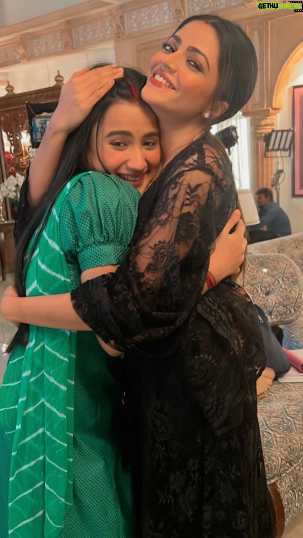 Celesti Bairagey Instagram - Khabardar jo ise Ghanti bulaya to meri behen h ye 🙊😈 #divyanganajain #divyanganaajain #celestibairagey #rajjo #starplus #trendingreels
