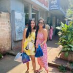 Celesti Bairagey Instagram - Perfect #dayout 💛 @gungunuprari @pariuprari @upadhyayyshivani Mumbai - मुंबई