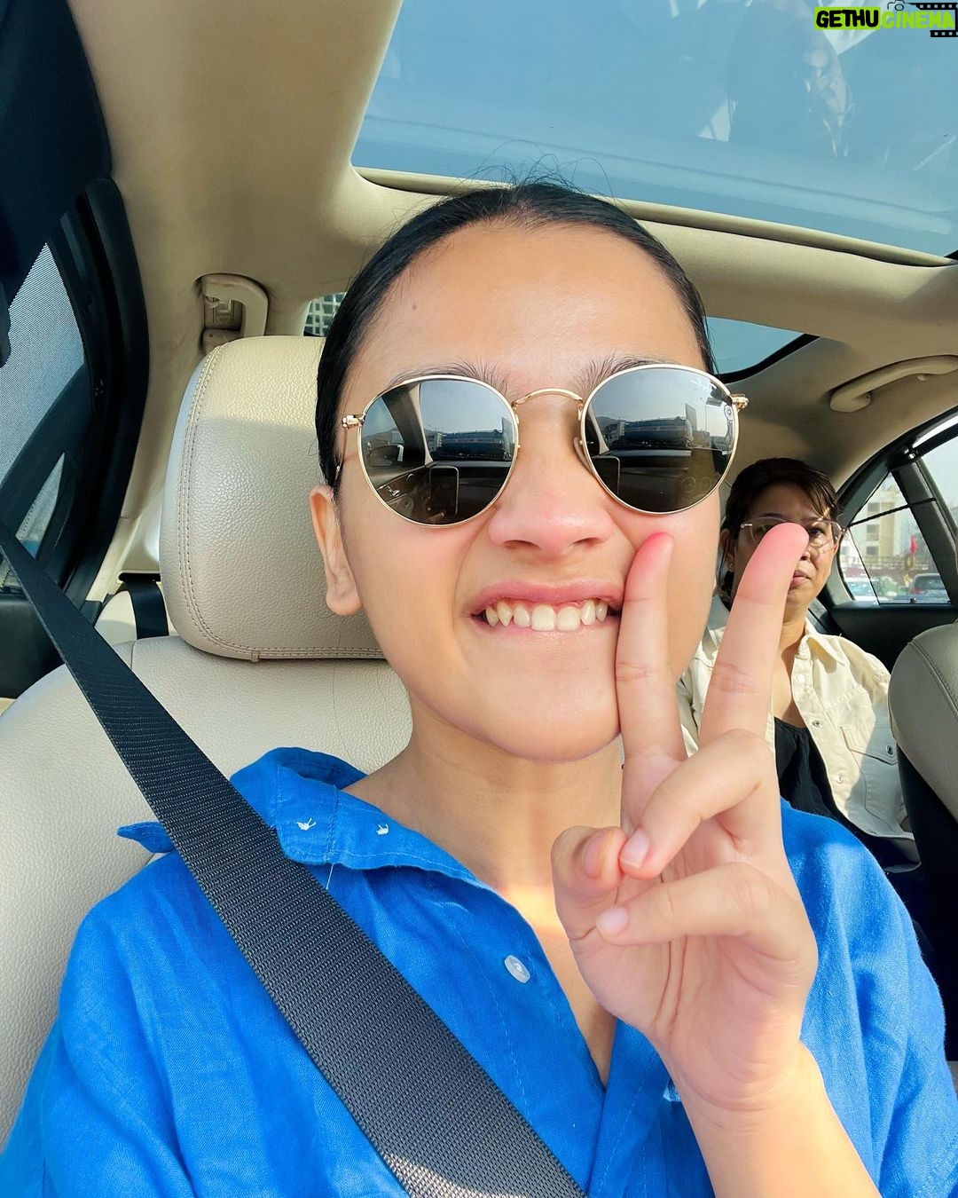 Celesti Bairagey Instagram - That's where you find #happiness #mandatoryselfie #morningroutine #smile Mumbai - मुंबई