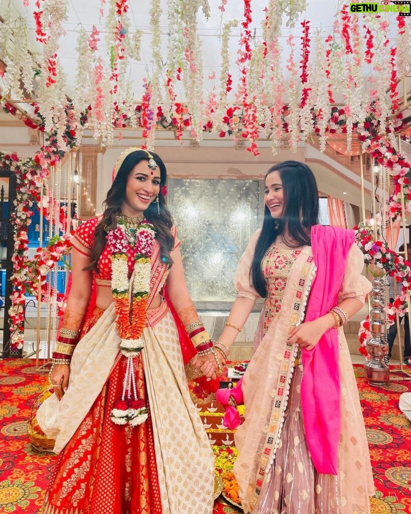 Celesti Bairagey Instagram - Wedding da season haiii !! ❤️ @celesti.bairagey Hair by - @hairstyles._official #rajjo #urvashi #RaShi #aayushibhave #celestibairagey #starplus #dailysoap #disneyplushotstar #hotstar #setlife #bts #behindthescenes #shaadi #wedding #shivanishirali #lalitmohan #rajjostarplus Mumbai, Maharashtra