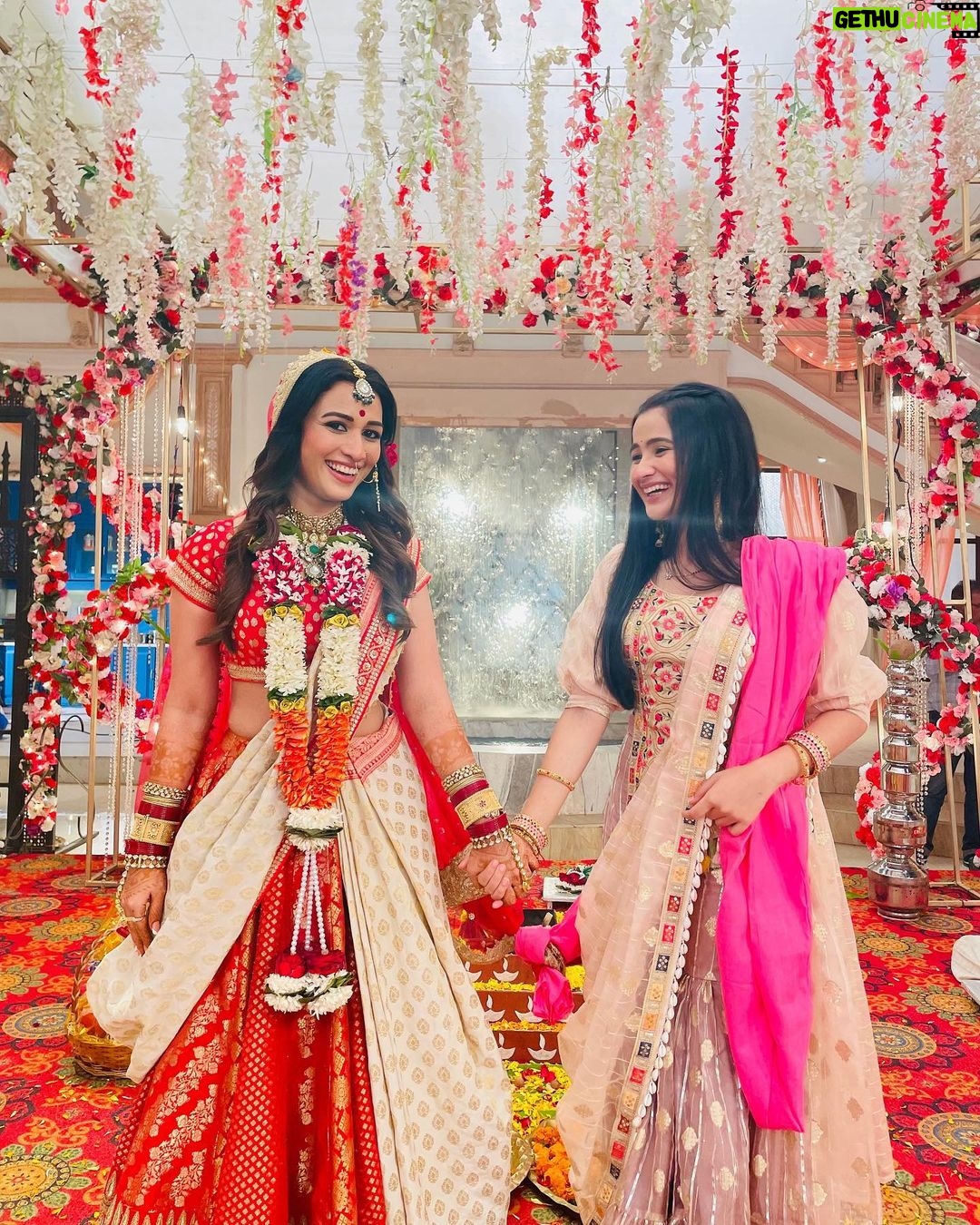 Celesti Bairagey Instagram - Wedding da season haiii !! ❤️ @celesti.bairagey Hair by - @hairstyles._official #rajjo #urvashi #RaShi #aayushibhave #celestibairagey #starplus #dailysoap #disneyplushotstar #hotstar #setlife #bts #behindthescenes #shaadi #wedding #shivanishirali #lalitmohan #rajjostarplus Mumbai, Maharashtra