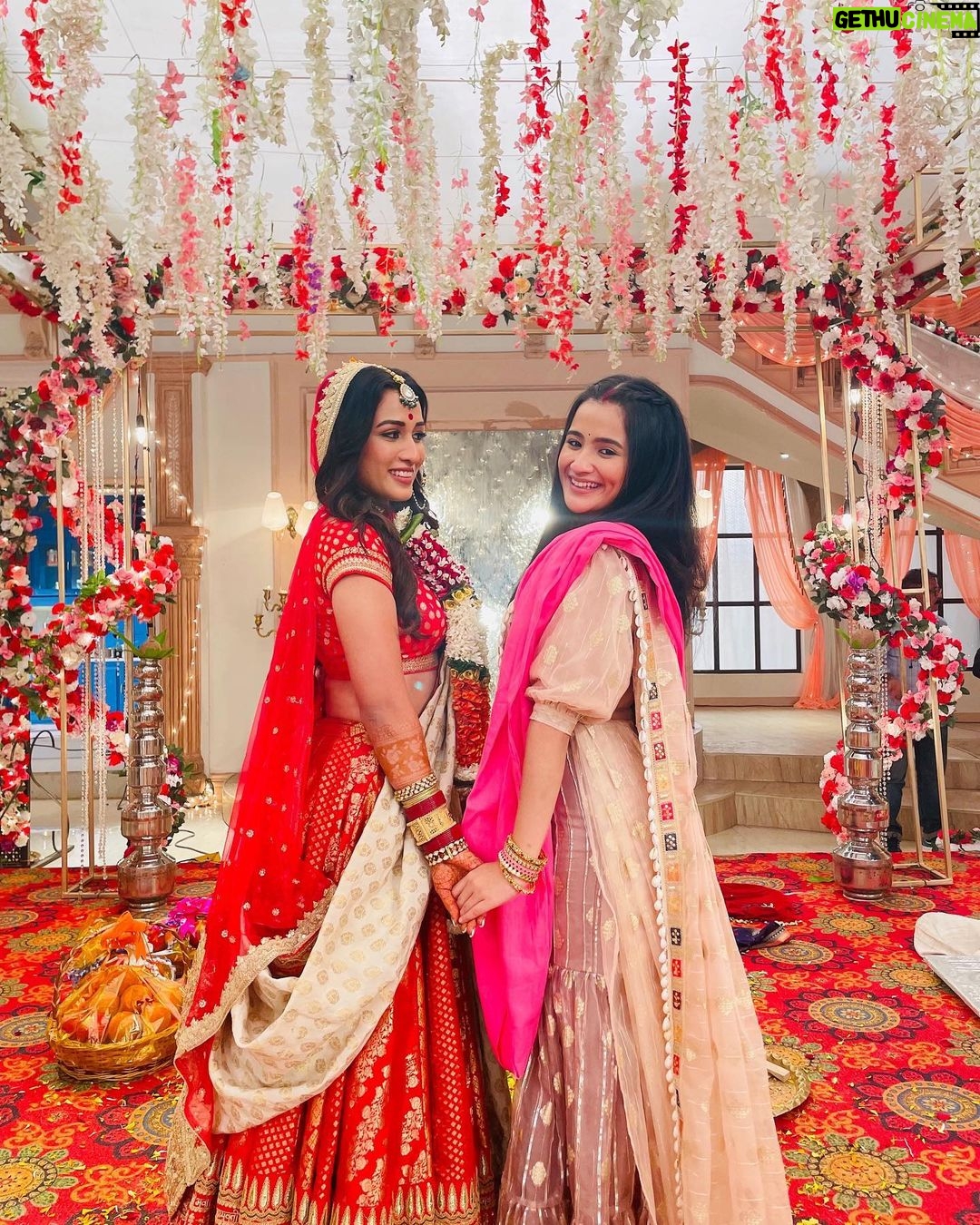 Celesti Bairagey Instagram - Wedding da season haiii !! ❤️ @celesti.bairagey Hair by - @hairstyles._official #rajjo #urvashi #RaShi #aayushibhave #celestibairagey #starplus #dailysoap #disneyplushotstar #hotstar #setlife #bts #behindthescenes #shaadi #wedding #shivanishirali #lalitmohan #rajjostarplus Mumbai, Maharashtra