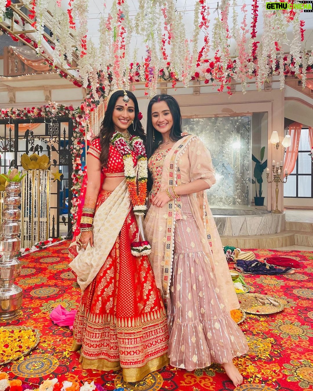 Celesti Bairagey Instagram - Wedding da season haiii !! ❤️ @celesti.bairagey Hair by - @hairstyles._official #rajjo #urvashi #RaShi #aayushibhave #celestibairagey #starplus #dailysoap #disneyplushotstar #hotstar #setlife #bts #behindthescenes #shaadi #wedding #shivanishirali #lalitmohan #rajjostarplus Mumbai, Maharashtra