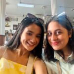 Celesti Bairagey Instagram - Perfect #dayout 💛 @gungunuprari @pariuprari @upadhyayyshivani Mumbai - मुंबई
