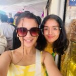 Celesti Bairagey Instagram - Perfect #dayout 💛 @gungunuprari @pariuprari @upadhyayyshivani Mumbai - मुंबई